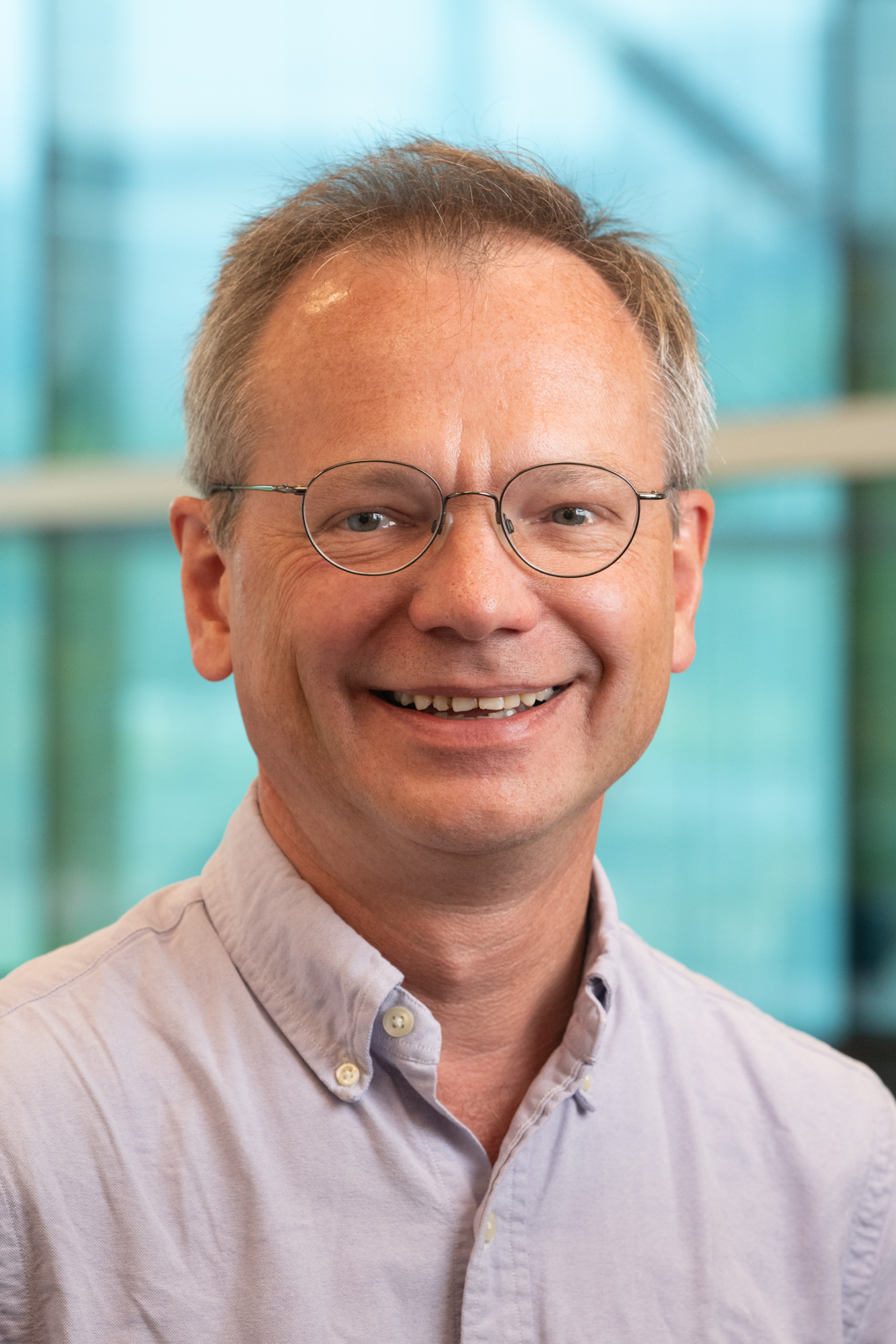 A portrait photo of Andrzej Lozowski